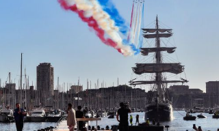 【视频】巴黎奥运会火种登陆法国 将开启本土传递