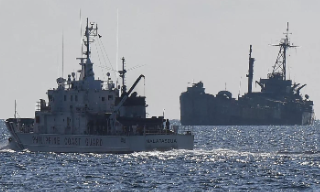 【视频】菲律宾船只危险接近中方船只导致擦碰 中国海警依法管制