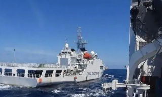 【视频】菲海警船故意冲撞中方船舰 中国海警局正告菲方正视现实放弃幻想