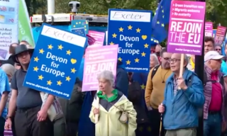 【视频】英国民众游行示威吁重返欧盟 称脱欧是个“巨大错误”