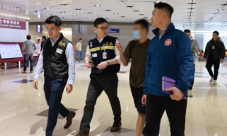 【视频】邓炳强：一名被禁锢港人今早返港 保安局已在机场接回