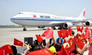 习近平抵达河内 展开国事访问越南...