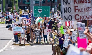 美国独立日 全国多地举行反特朗普...