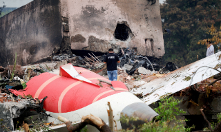 【视频】印航空难首份调查报告：坠机前一刻发动机燃料供应被切断