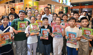 【视频】陈茂波与小学生参观书展 向学生介绍习近平新著作