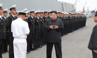 金正恩访问“崔贤”号驱逐舰