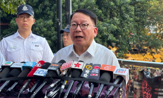 台风桦加沙袭港  陈国基吁市民勿追风逐浪