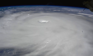 【视频】超强台风“桦加沙”来袭 预计24日在深圳到徐闻一带沿海登陆