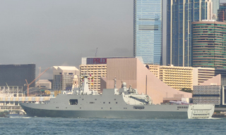 戚继光舰、沂蒙山舰抵达香港水域 海军学员甲板摆出“中、国、心”造型