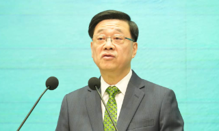 【视频】罗冠聪入境新加坡被拒 李家超：政府终身追究其法律责任