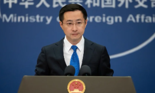 外交部：威胁恐吓加征高额关税不是...