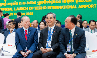 【视频】中资参建柬埔寨德崇国际机场启用 梁振英指将成当地发展新引擎